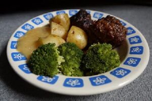 Traditionele maaltijd met aardappelen, groente en vlees verliest populariteit bij jongeren: Wat eten zij liever?